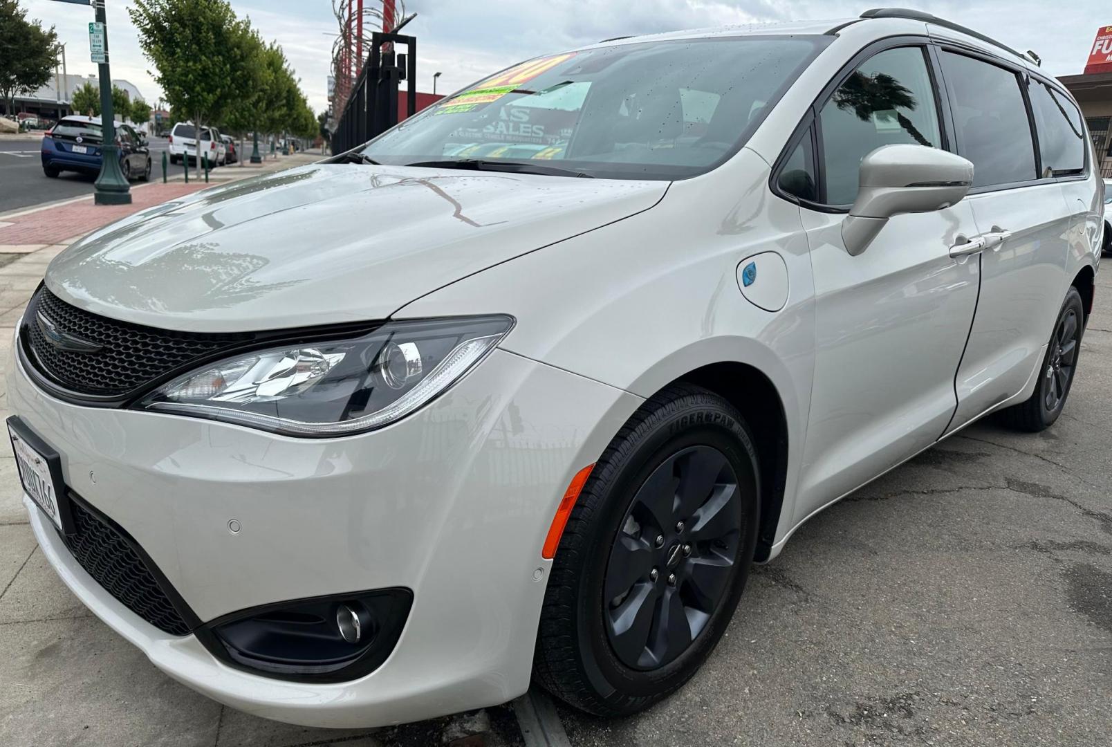 2020 Chrysler Pacifica Hybrid Limited (2C4RC1N73LR) with an 3.6L V6 DOHC 24V HYBRID engine, CVT transmission, located at 744 E Miner Ave, Stockton, CA, 95202, (209) 944-5770, 37.956863, -121.282082 - Photo#3
