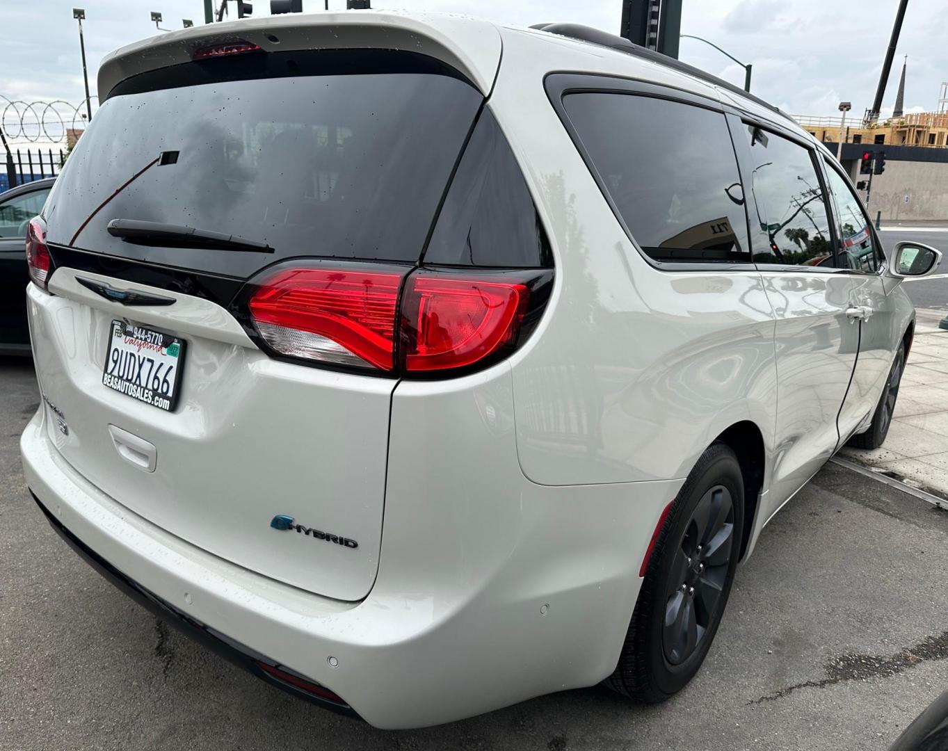 2020 Chrysler Pacifica Hybrid Limited (2C4RC1N73LR) with an 3.6L V6 DOHC 24V HYBRID engine, CVT transmission, located at 744 E Miner Ave, Stockton, CA, 95202, (209) 944-5770, 37.956863, -121.282082 - Photo#8