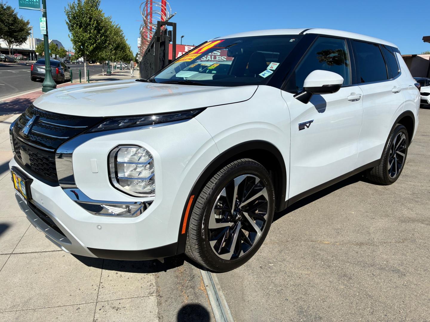 2024 Mitsubishi Outlander PHEV SEL (JA4T5VA96RZ) with an 2.0L L4 DOHC 16V HYBRID engine, 1A transmission, located at 744 E Miner Ave, Stockton, CA, 95202, (209) 944-5770, 37.956863, -121.282082 - Photo#3