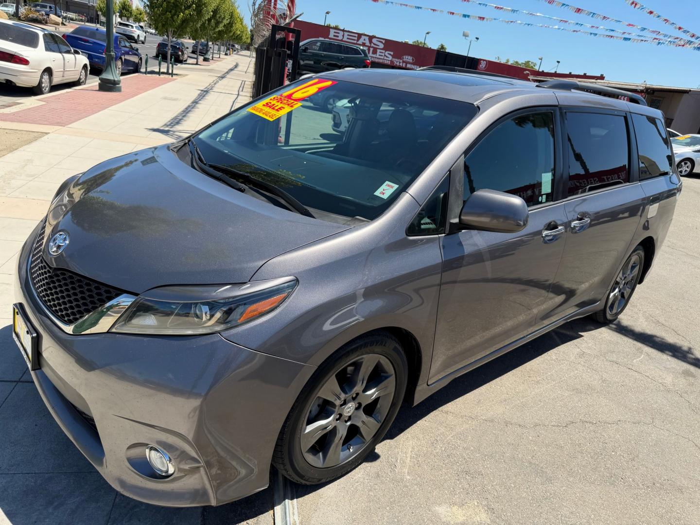 2016 Toyota Sienna SE FWD 8-Passenger FWD V6 (5TDXK3DC0GS) with an 3.5L V6 EFI DOHC 24V engine, 6A transmission, located at 744 E Miner Ave, Stockton, CA, 95202, (209) 944-5770, 37.956863, -121.282082- Photo#4