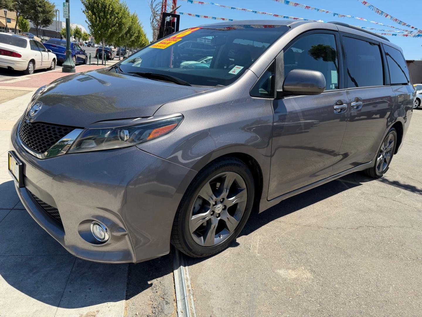 2016 Toyota Sienna SE FWD 8-Passenger FWD V6 (5TDXK3DC0GS) with an 3.5L V6 EFI DOHC 24V engine, 6A transmission, located at 744 E Miner Ave, Stockton, CA, 95202, (209) 944-5770, 37.956863, -121.282082- Photo#3