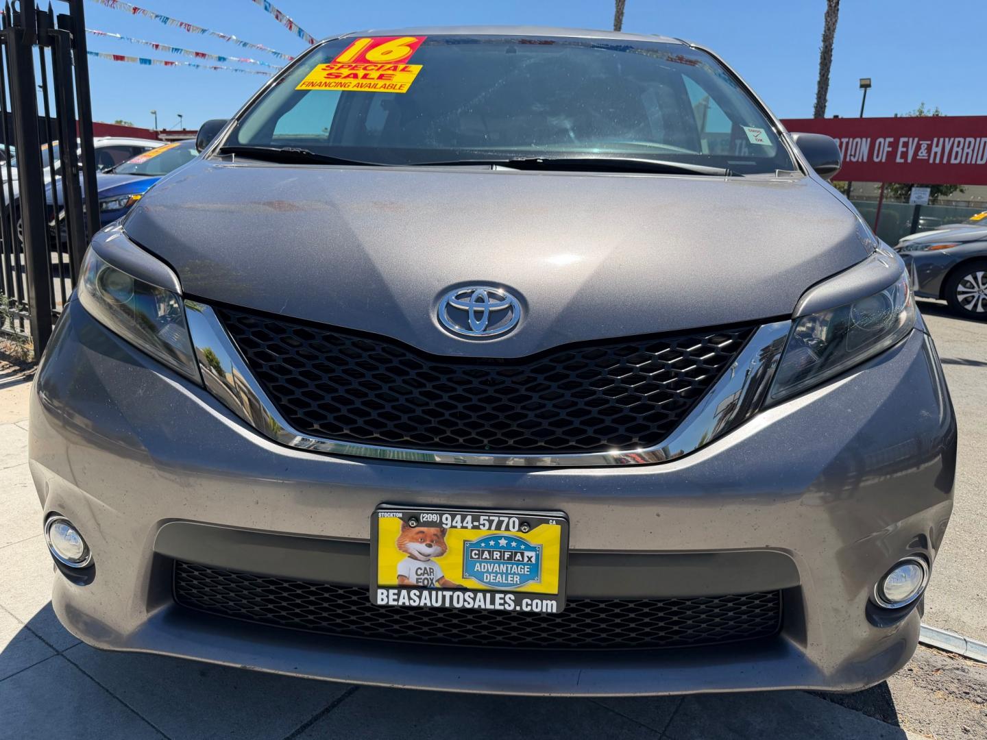 2016 Toyota Sienna SE FWD 8-Passenger FWD V6 (5TDXK3DC0GS) with an 3.5L V6 EFI DOHC 24V engine, 6A transmission, located at 744 E Miner Ave, Stockton, CA, 95202, (209) 944-5770, 37.956863, -121.282082- Photo#2