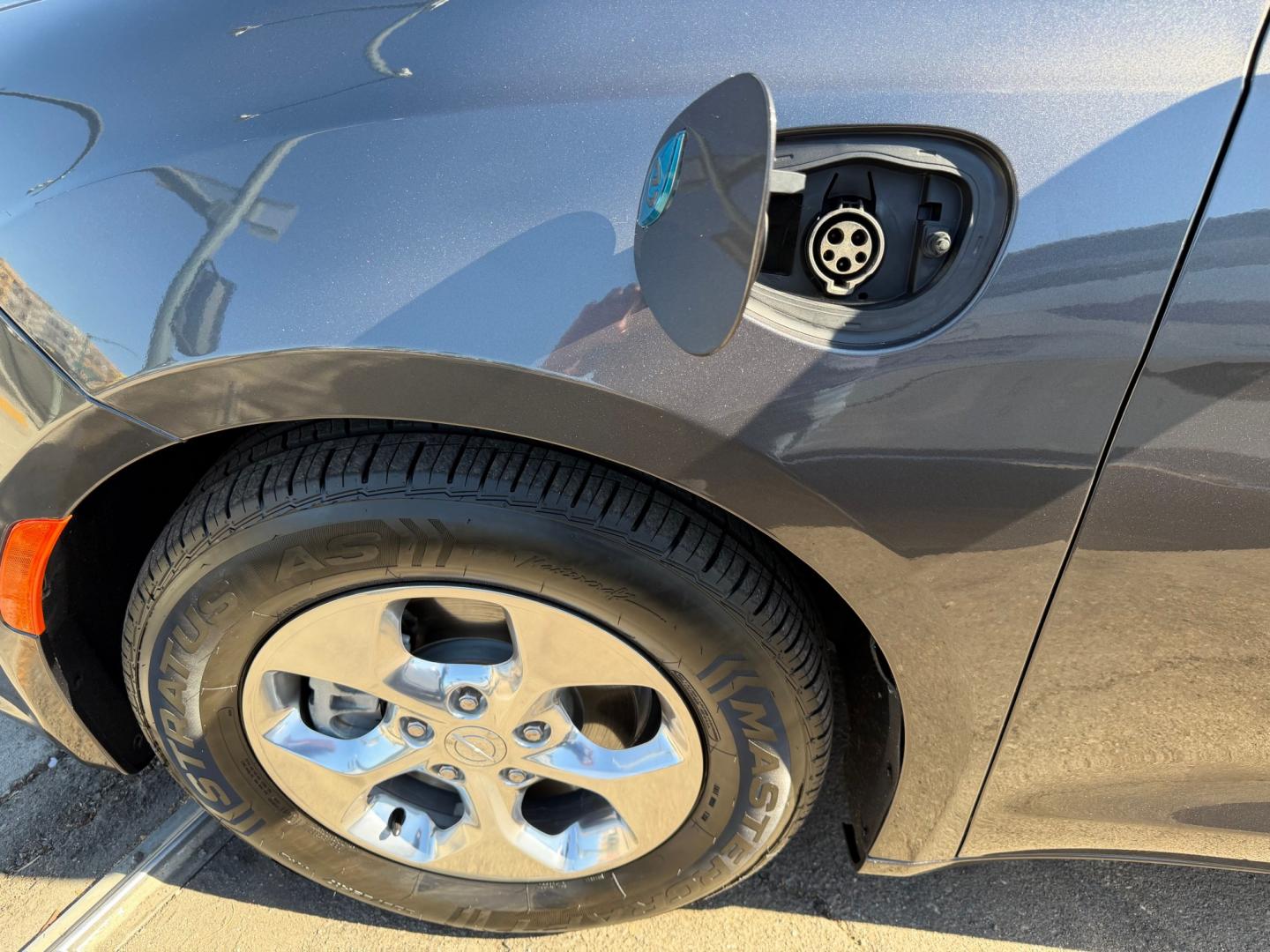 2019 Chrysler Pacifica Hybrid Touring Plus (2C4RC1H77KR) with an 3.6L V6 DOHC 24V HYBRID engine, CVT transmission, located at 744 E Miner Ave, Stockton, CA, 95202, (209) 944-5770, 37.956863, -121.282082- Photo#8