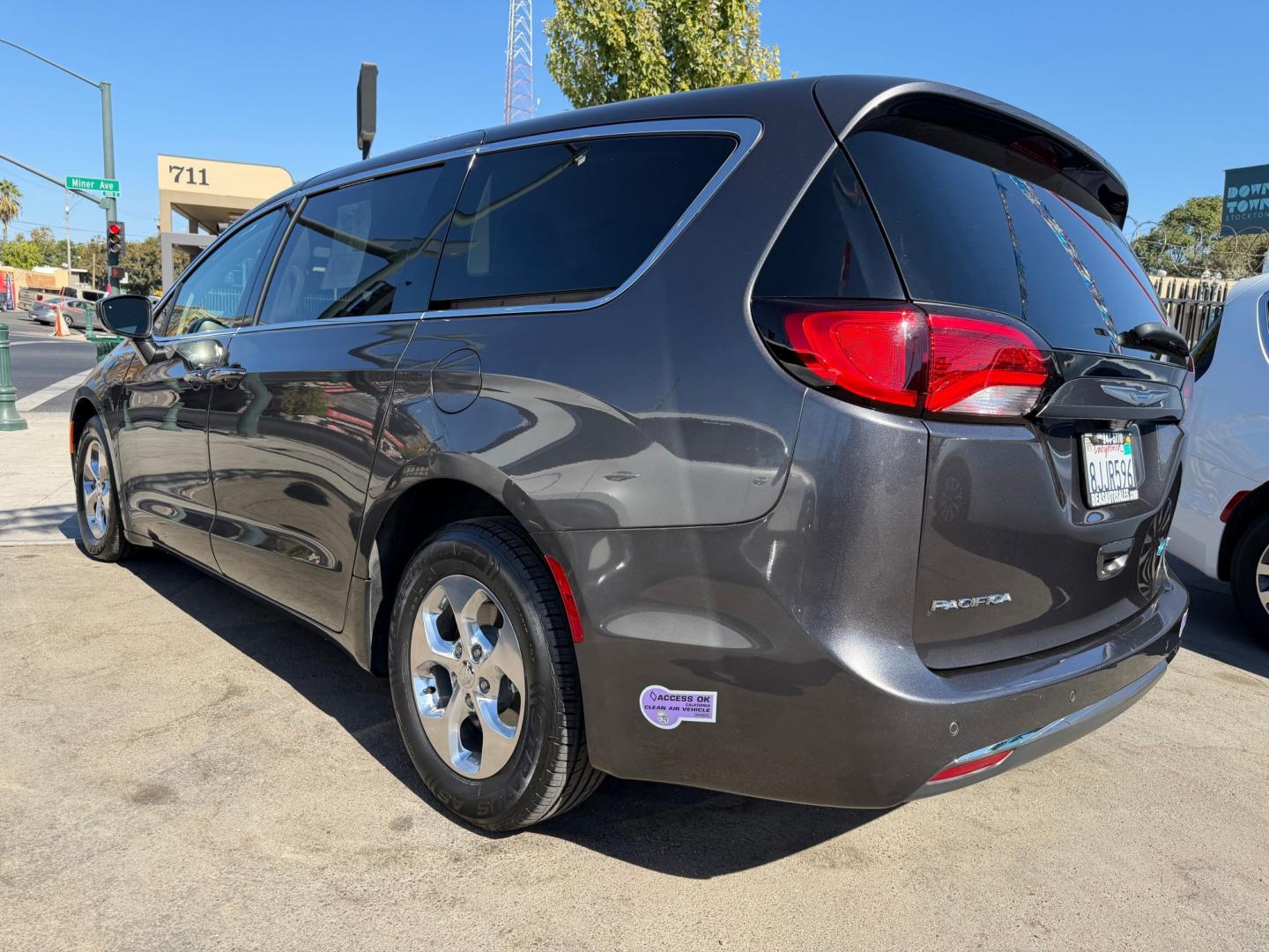 2019 Chrysler Pacifica Hybrid Touring Plus (2C4RC1H77KR) with an 3.6L V6 DOHC 24V HYBRID engine, CVT transmission, located at 744 E Miner Ave, Stockton, CA, 95202, (209) 944-5770, 37.956863, -121.282082- Photo#5