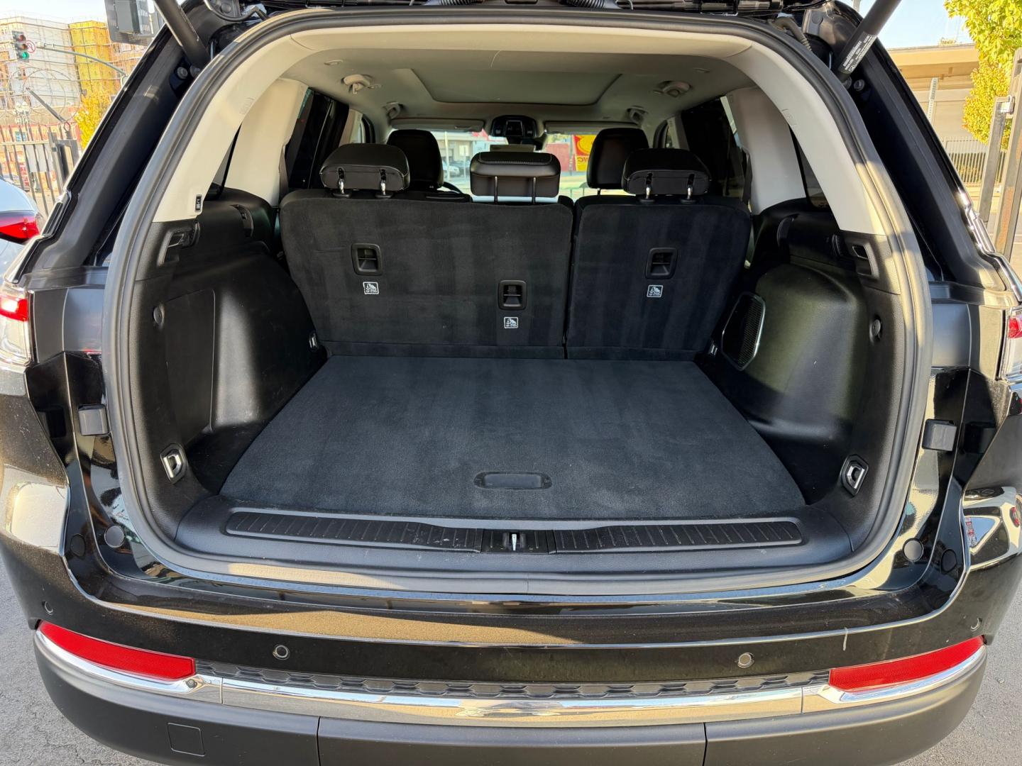 2023 BLACK Jeep Grand Cherokee 4xe Limited (1C4RJYB67PC) with an 2.0L L4 DOHC 16V HYBRID engine, 8A transmission, located at 744 E Miner Ave, Stockton, CA, 95202, (209) 944-5770, 37.956863, -121.282082- Photo#12
