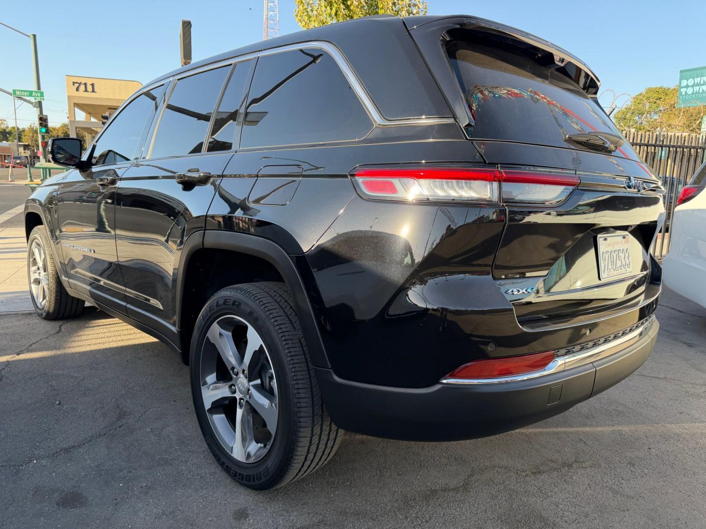 2023 BLACK Jeep Grand Cherokee 4xe Limited (1C4RJYB67PC) with an 2.0L L4 DOHC 16V HYBRID engine, 8A transmission, located at 744 E Miner Ave, Stockton, CA, 95202, (209) 944-5770, 37.956863, -121.282082- Photo#5